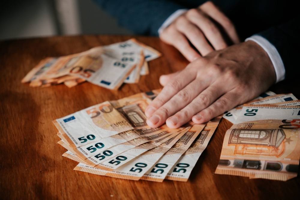 &Epsilon;&pi;&iota;&chi;&epsilon;&iota;&rho;ή&sigma;&epsilon;&iota;&sigmaf;: &Mu;ό&lambda;&iota;&sigmaf; &tau;&omicron; 8,3% &tau;&eta;&sigmaf; &chi;&rho;&eta;&mu;&alpha;&tau;&omicron;&delta;ό&tau;&eta;&sigma;&eta;&sigmaf; &tau;&eta;&nu; &pi;&epsilon;&rho;ί&omicron;&delta;&omicron; 2019&ndash;2025 &kappa;&alpha;&tau;&epsilon;&upsilon;&theta;ύ&nu;&theta;&eta;&kappa;&epsilon; &sigma;&epsilon; &epsilon;&pi;&epsilon;&nu;&delta;&upsilon;&tau;&iota;&kappa;ά &delta;ά&nu;&epsilon;&iota;&alpha;