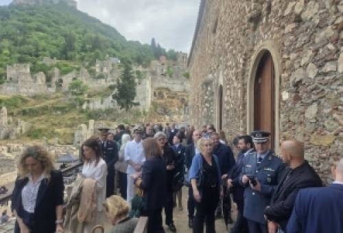 Μεγαλοπρεπή εγκαίνια σε… μικρά τετραγωνικά