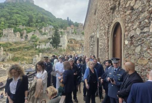 Μεγαλοπρεπή εγκαίνια σε… μικρά τετραγωνικά