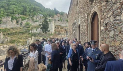 &Mu;&epsilon;&gamma;&alpha;&lambda;&omicron;&pi;&rho;&epsilon;&pi;ή &epsilon;&gamma;&kappa;&alpha;ί&nu;&iota;&alpha; &sigma;&epsilon;&hellip; &mu;&iota;&kappa;&rho;ά &tau;&epsilon;&tau;&rho;&alpha;&gamma;&omega;&nu;&iota;&kappa;ά