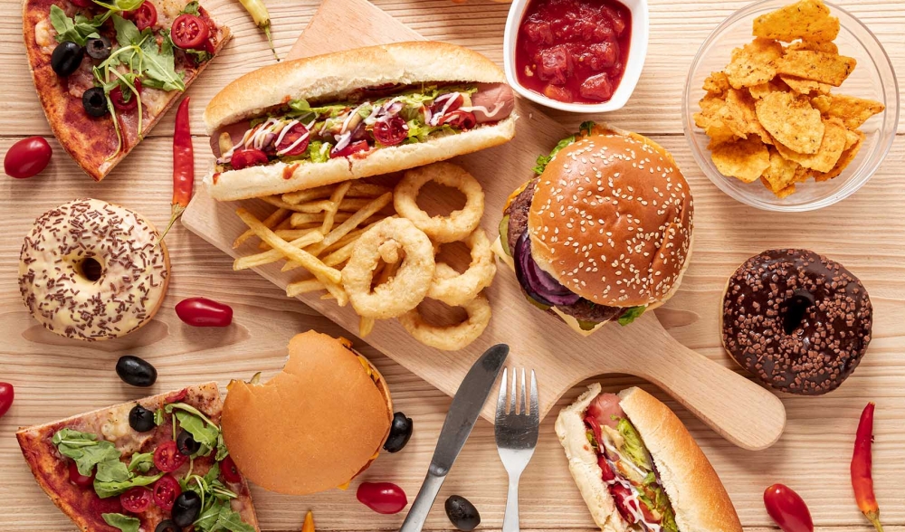 &Pi;&alpha;&iota;&delta;&iota;&kappa;ή &pi;&alpha;&chi;&upsilon;&sigma;&alpha;&rho;&kappa;ί&alpha;: &Eta; &Beta;&rho;&epsilon;&tau;&alpha;&nu;ί&alpha; &pi;&epsilon;&rho;&iota;&omicron;&rho;ί&zeta;&epsilon;&iota; &tau;&iota;&sigmaf; &delta;&iota;&alpha;&phi;&eta;&mu;ί&sigma;&epsilon;&iota;&sigmaf; junk food