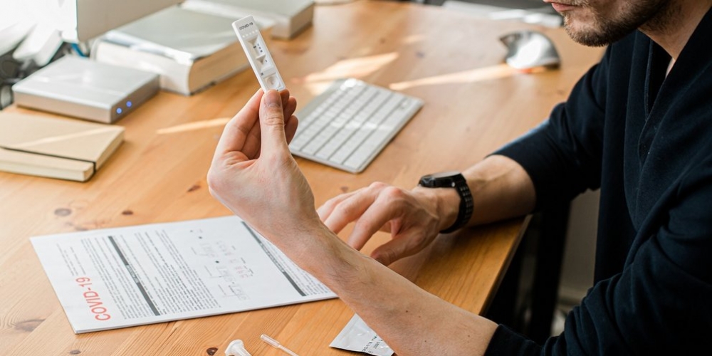 Υποχρεωτικό self test για τους εργαζόμενους στο εμπόριο