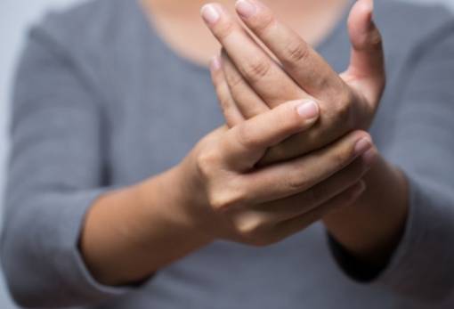 Τι συμβαίνει στο σώμα όταν κάνεις «κρακ» στα δάχτυλά;