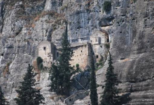 Η Ελένη κι η Παναγία των Βράχων (Νεμέα, Κορινθία)