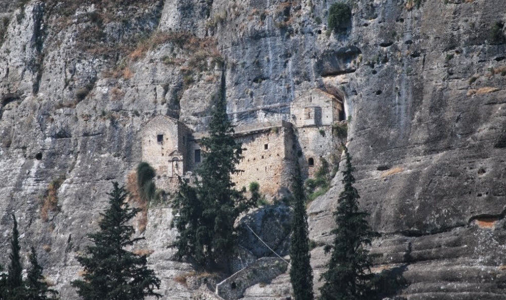 Η Ελένη κι η Παναγία των Βράχων (Νεμέα, Κορινθία)