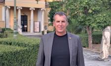 &Beta;&alpha;&kappa;&alpha;&lambda;ό&pi;&omicron;&upsilon;&lambda;&omicron;&sigmaf; &gamma;&iota;&alpha; &Eta;&mu;έ&rho;&alpha; &Pi;&epsilon;&rho;&iota;&beta;ά&lambda;&lambda;&omicron;&nu;&tau;&omicron;&sigmaf;: &laquo;&Eta; &sigma;&tau;&rho;&alpha;&tau;&eta;&gamma;&iota;&kappa;ή &pi;&omicron;&upsilon; έ&chi;&omicron;&upsilon;&mu;&epsilon; &chi;&alpha;&rho;ά&xi;&epsilon;&iota; &sigma;&tau;&eta;&rho;ί&zeta;&epsilon;&tau;&alpha;&iota; &sigma;&tau;&omicron; &tau;&rho;ί&pi;&tau;&upsilon;&chi;&omicron; &Pi;&rho;ό&lambda;&eta;&psi;&eta;, &Epsilon;&nu;&eta;&mu;έ&rho;&omega;&sigma;&eta;, &Delta;&rho;ά&sigma;&eta;&raquo;