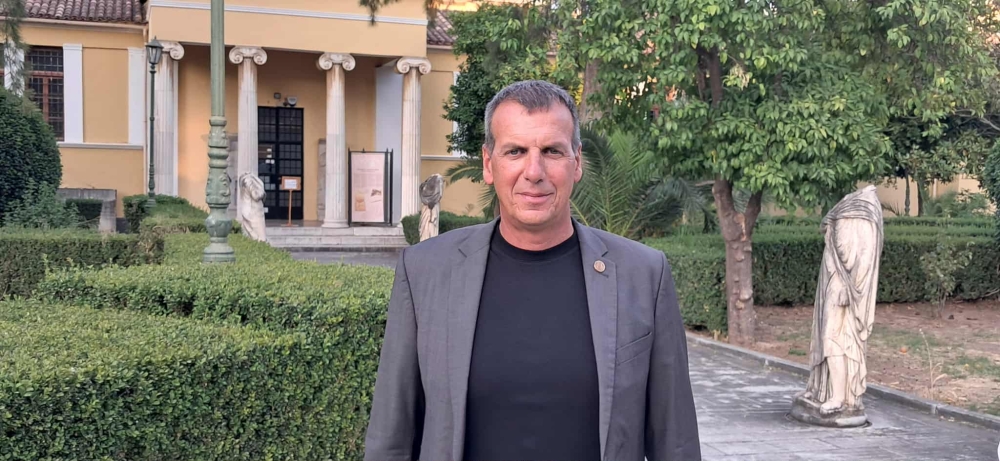 &Beta;&alpha;&kappa;&alpha;&lambda;ό&pi;&omicron;&upsilon;&lambda;&omicron;&sigmaf; &gamma;&iota;&alpha; &Eta;&mu;έ&rho;&alpha; &Pi;&epsilon;&rho;&iota;&beta;ά&lambda;&lambda;&omicron;&nu;&tau;&omicron;&sigmaf;: &laquo;&Eta; &sigma;&tau;&rho;&alpha;&tau;&eta;&gamma;&iota;&kappa;ή &pi;&omicron;&upsilon; έ&chi;&omicron;&upsilon;&mu;&epsilon; &chi;&alpha;&rho;ά&xi;&epsilon;&iota; &sigma;&tau;&eta;&rho;ί&zeta;&epsilon;&tau;&alpha;&iota; &sigma;&tau;&omicron; &tau;&rho;ί&pi;&tau;&upsilon;&chi;&omicron; &Pi;&rho;ό&lambda;&eta;&psi;&eta;, &Epsilon;&nu;&eta;&mu;έ&rho;&omega;&sigma;&eta;, &Delta;&rho;ά&sigma;&eta;&raquo;