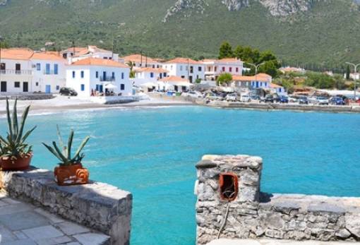 Το χωριό έκπληξη στην Πελοπόννησο που «σβήνει» και τα ωραιότερα νησιά