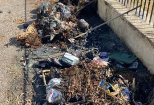 Οι καμμένοι κάδοι και τα «αποκαΐδια» της κοινωνική μας ευθύνης