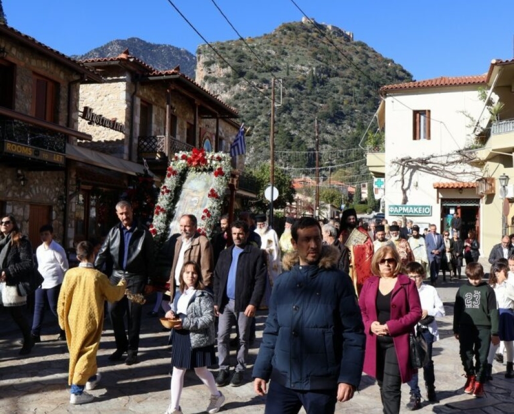 &Omicron; &Mu;&upsilon;&sigma;&tau;&rho;ά&sigmaf; &pi;&alpha;&nu;&eta;&gamma;ύ&rho;&iota;&sigma;&epsilon; &mu;&epsilon; &lambda;&alpha;&mu;&pi;&rho;ό&tau;&eta;&tau;&alpha; &tau;&omicron;&nu; &pi;&omicron;&lambda;&iota;&omicron;ύ&chi;&omicron; &tau;&omicron;&upsilon; Ά&gamma;&iota;&omicron; &Sigma;&pi;&upsilon;&rho;ί&delta;&omega;&nu;&alpha;