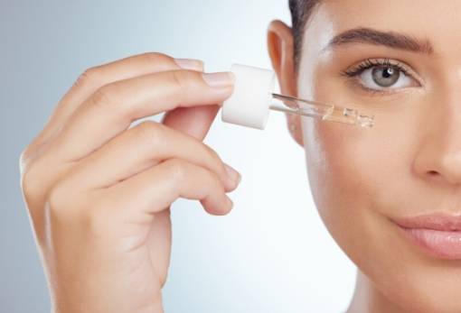 Υαλουρονικό οξύ και ξηρή επιδερμίδα: Πόσο αποτελεσματικό είναι όταν κρυώνει ο καιρός