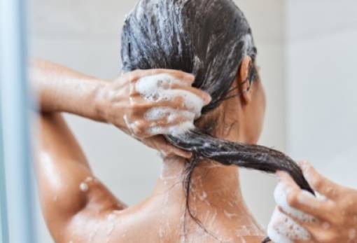 Λούσιμο: Οι 2 κινήσεις που θα κάνουν τη διαφορά στα μαλλιά σου