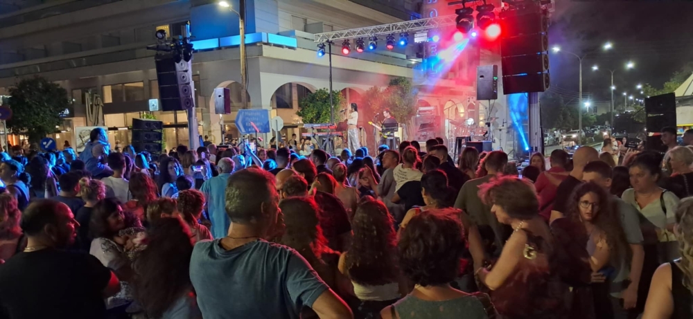 Έ&delta;&omega;&sigma;&epsilon; &pi;&alpha;&lambda;&mu;ό &kappa;&alpha;&iota; &zeta;&omega;&nu;&tau;ά&nu;&iota;&alpha; &sigma;&tau;&eta; &Sigma;&pi;ά&rho;&tau;&eta; &eta; &laquo;&Lambda;&epsilon;&upsilon;&kappa;ή &Nu;ύ&chi;&tau;&alpha;&raquo;