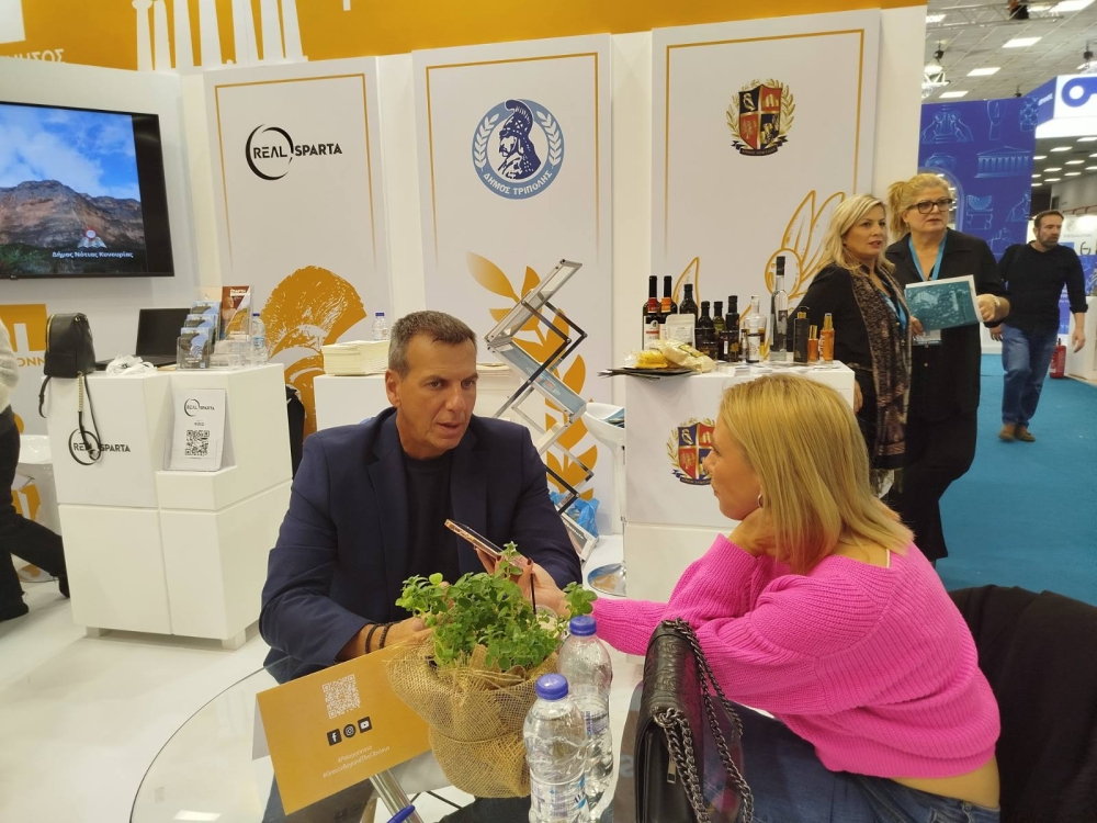 &Sigma;&tau;&eta;&nu; έ&kappa;&theta;&epsilon;&sigma;&eta; &laquo;Philoxenia&raquo; &sigma;&upsilon;&mu;&mu;&epsilon;&tau;&epsilon;ί&chi;&epsilon; &omicron; &Delta;ή&mu;&omicron;&sigmaf; &Sigma;&pi;ά&rho;&tau;&eta;&sigmaf;