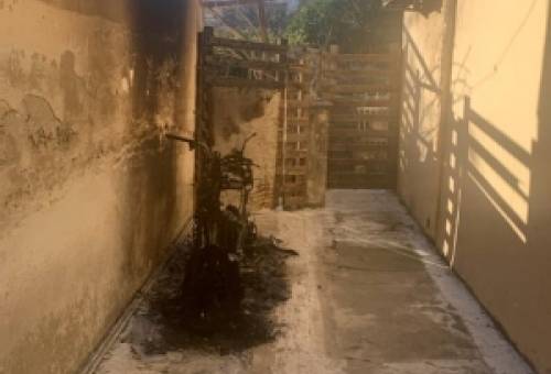 Έβαλαν φωτιά στο μηχανάκι της Δημοτικής Αστυνομίας Σπάρτης