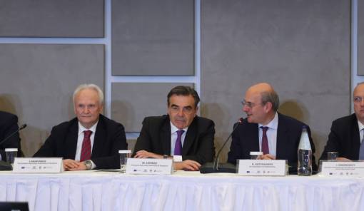 &Nu;έ&omicron; &laquo;&epsilon;&theta;&nu;&iota;&kappa;ό &sigma;&upsilon;&mu;&beta;ό&lambda;&alpha;&iota;&omicron;&raquo; &gamma;&iota;&alpha; &tau;&omicron;&nu; &pi;&rho;&omega;&tau;&omicron;&gamma;&epsilon;&nu;ή &tau;&omicron;&mu;έ&alpha; &mu;έ&sigma;&omega; &tau;&eta;&sigmaf; &nu;έ&alpha;&sigmaf; &Kappa;&Alpha;&Pi;