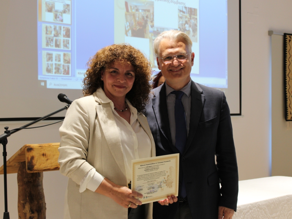 &Tau;&omicron; &Gamma;&epsilon;&rho;ά&kappa;&iota; &sigma;&upsilon;&nu;&epsilon;&chi;ί&zeta;&epsilon;&iota; &nu;&alpha; &laquo;&upsilon;&phi;&alpha;ί&nu;&epsilon;&iota;&raquo; &tau;&omicron; &alpha;ύ&rho;&iota;&omicron; &tau;&eta;&sigmaf; &pi;&alpha;&rho;ά&delta;&omicron;&sigma;&eta;&sigmaf;