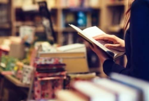 «Παράθυρα» στον νόμο για την Ενιαία Τιμή Βιβλίου καταγγέλλει η Ν. Γρηγοράκου