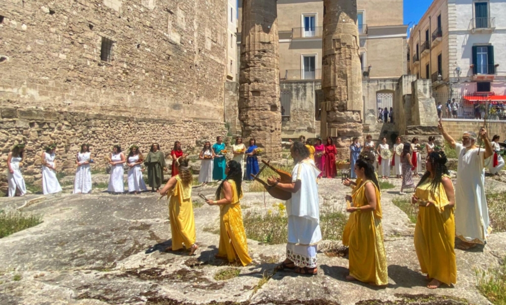 &Alpha;&pi;ό&eta;&chi;&omicron;&iota; &tau;&eta;&sigmaf; &Mu;&epsilon;&gamma;ά&lambda;&eta;&sigmaf; &Epsilon;&lambda;&lambda;ά&delta;&alpha;&sigmaf;: &Tau;&omicron; &laquo;&Phi;&epsilon;&sigma;&tau;&iota;&beta;ά&lambda; &Pi;&epsilon;&rho;&sigma;&epsilon;&phi;ό&nu;&eta;&sigmaf;&raquo; &alpha;&nu;&alpha;&beta;&iota;ώ&nu;&epsilon;&iota; &tau;&eta;&nu; &epsilon;&lambda;&lambda;&eta;&nu;&iota;&kappa;ή &psi;&upsilon;&chi;ή &tau;&omicron;&upsilon; &Tau;ά&rho;&alpha;&nu;&tau;&alpha;
