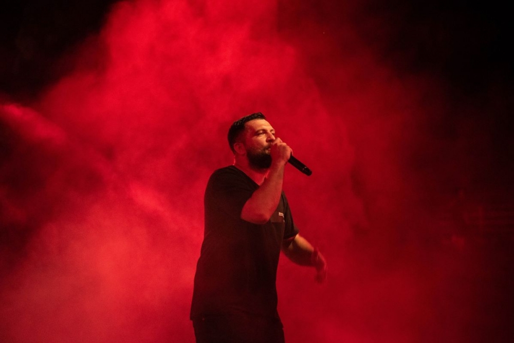 Ο Anser βάζει φωτιά στα ηχεία με το βίντεο κλιπ της «Λυπητερής»