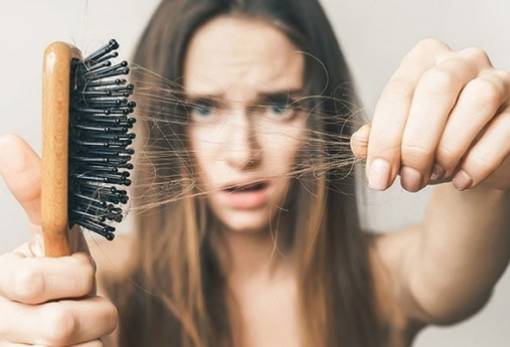 3 σημάδια για να καταλάβεις αν έχεις έντονη τριχόπτωση