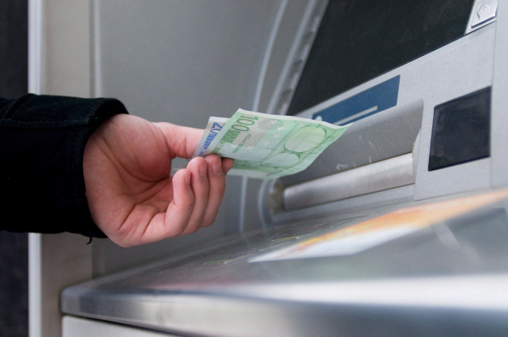&Epsilon;&pi;&iota;&delta;ό&mu;&alpha;&tau;&alpha;, &epsilon;&phi;ά&pi;&alpha;&xi; &kappa;&alpha;&iota; &pi;&alpha;&rho;&omicron;&chi;έ&sigmaf;: &Omicron;&iota; &pi;&lambda;&eta;&rho;&omega;&mu;έ&sigmaf; &tau;&eta;&sigmaf; &epsilon;&beta;&delta;&omicron;&mu;ά&delta;&alpha;&sigmaf;