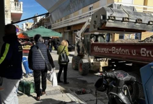 Μαζί με τα οπωρολαχανικά να σου και… μια μπουλντόζα