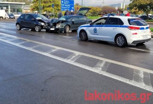 Τροχαίο έξω από το Διοικητήριο Λακωνίας: Σφοδρή σύγκρουση οχημάτων