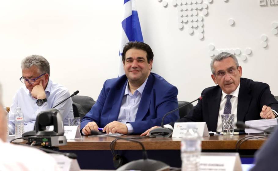 &Delta;ή&mu;&omicron;&iota; &kappa;&alpha;&iota; &Pi;&epsilon;&rho;&iota;&phi;έ&rho;&epsilon;&iota;&epsilon;&sigmaf; &mu;&pi;&rho;&omicron;&sigma;&tau;ά &sigma;&epsilon; &nu;έ&alpha; &mu;&epsilon;&tau;&alpha;&rho;&rho;ύ&theta;&mu;&iota;&sigma;&eta;