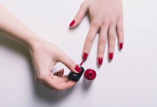 3 κόλπα που πρέπει να ξέρεις αν κάνεις μόνη σου το μανικιούρ