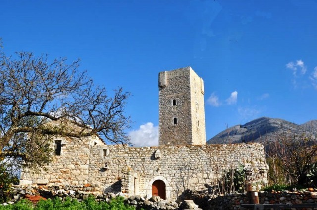 &Sigma;&tau;&omicron; &Zeta;ά&pi;&pi;&epsilon;&iota;&omicron; &eta; &laquo;&Alpha;&delta;&omicron;ύ&lambda;&omega;&tau;&eta; &Mu;ά&nu;&eta;&raquo;