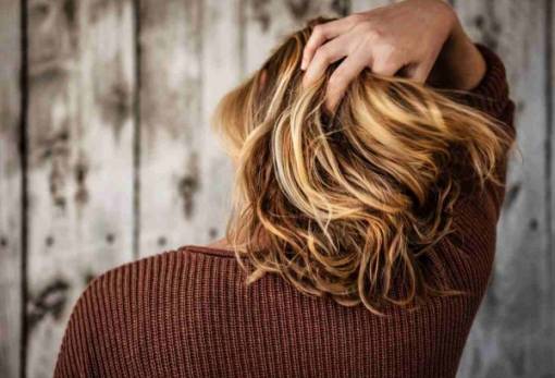 5 τρόποι για να χρησιμοποιήσεις σωστά το λαδάκι μαλλιών