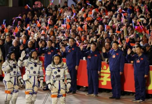 Κινέζοι αστροναύτες εκτοξεύτηκαν για πειράματα με «σεληνιακά τούβλα»
