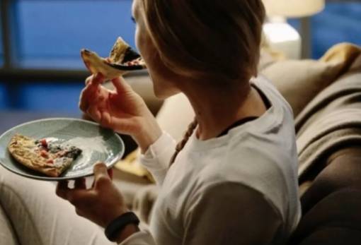 Οι 4 βραδινές συνήθειες που αυξάνουν το λίπος στην κοιλιά