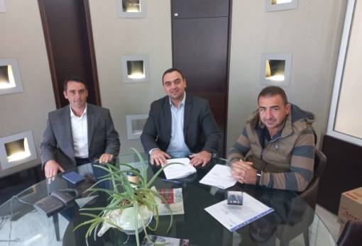 Υπογραφές στη σύμβαση αποκατάστασης της γεώτρησης ΤΟΕΒ Γουβών