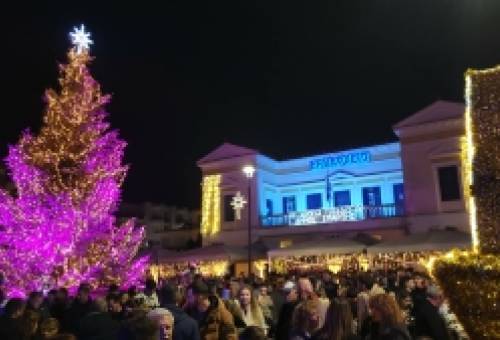 Onirama και πλήθος κόσμου στη φωταγώγηση του χριστουγεννιάτικου δέντρου στη Σπάρτη (ΦΩΤΟ)