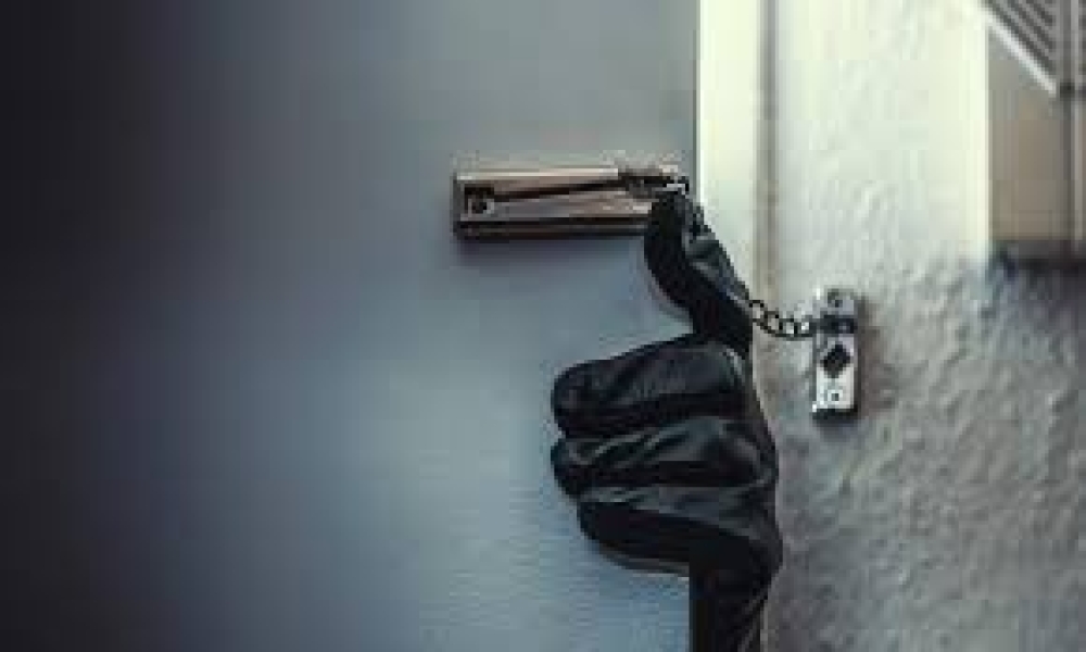 Έλειψαν στο πανηγύρι, «χόρεψαν»… τα σπίτια