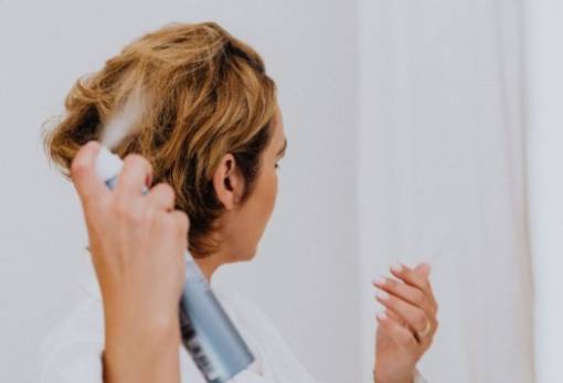 3 tips που δεν ήξερες με τη λακ μαλλιών