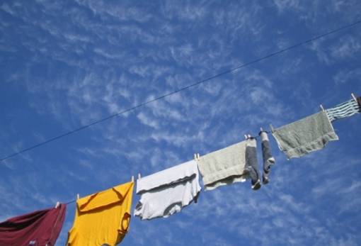 Το κόλπο για να στεγνώσουν τα ρούχα σου πιο γρήγορα