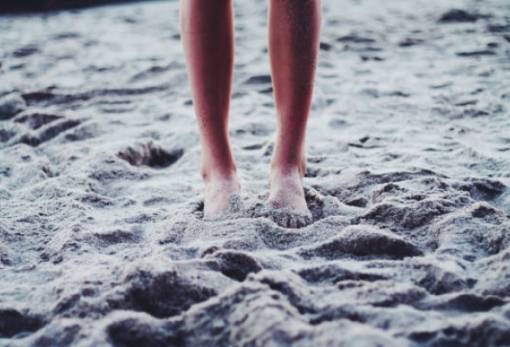 Πώς να απομακρύνεις την άμμο που κόλλησε στην πετσέτα, το μαγιό και τα πόδια σου
