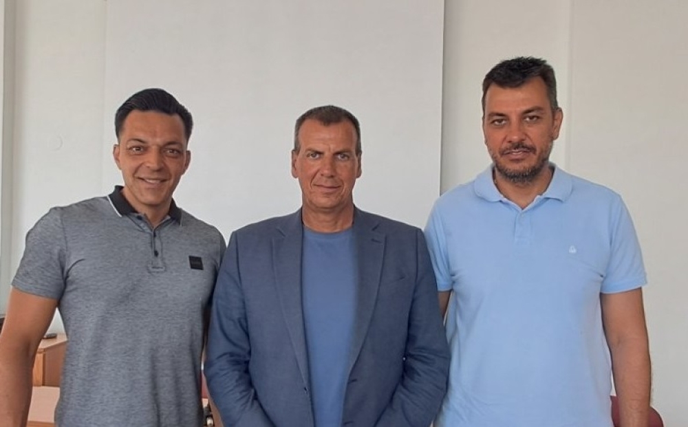 &Pi;&omicron;&lambda;&iota;&tau;&iota;&sigma;&tau;&iota;&kappa;ό &rho;&epsilon;&pi;&epsilon;&rho;&tau;ό&rho;&iota;&omicron; &sigma;&epsilon; 46 &pi;&rho;ά&xi;&epsilon;&iota;&sigmaf; &sigma;&tau;&eta; &Sigma;&pi;ά&rho;&tau;&eta;