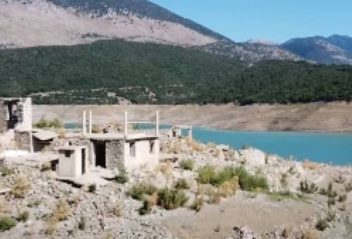Λειψυδρία: «Χάθηκε» η μισή Λίμνη Μόρνου σε λιγότερο από 4 χρόνια