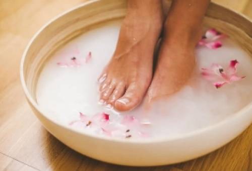 Foot spa στο σπίτι: Το πιο εύκολο τελετουργικό για ξεκούραστα πόδια