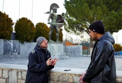 Ο Dj S μιλάει στον Σπαρτιάτη Γ. Διακουμάκο «ενώπιον» του Λεωνίδα! (VIDEO)