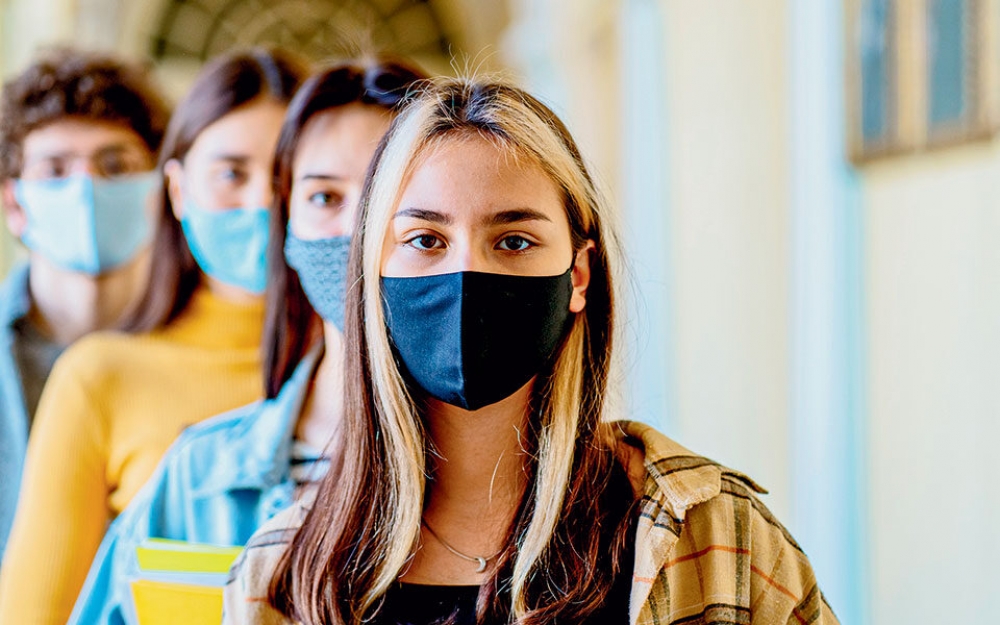 &Omicron;&iota; έ&phi;&eta;&beta;&omicron;&iota; &gamma;έ&rho;&alpha;&sigma;&alpha;&nu; &tau;&rho;ί&alpha; &chi;&rho;ό&nu;&iota;&alpha; &sigma;&tau;&alpha; lockdowns