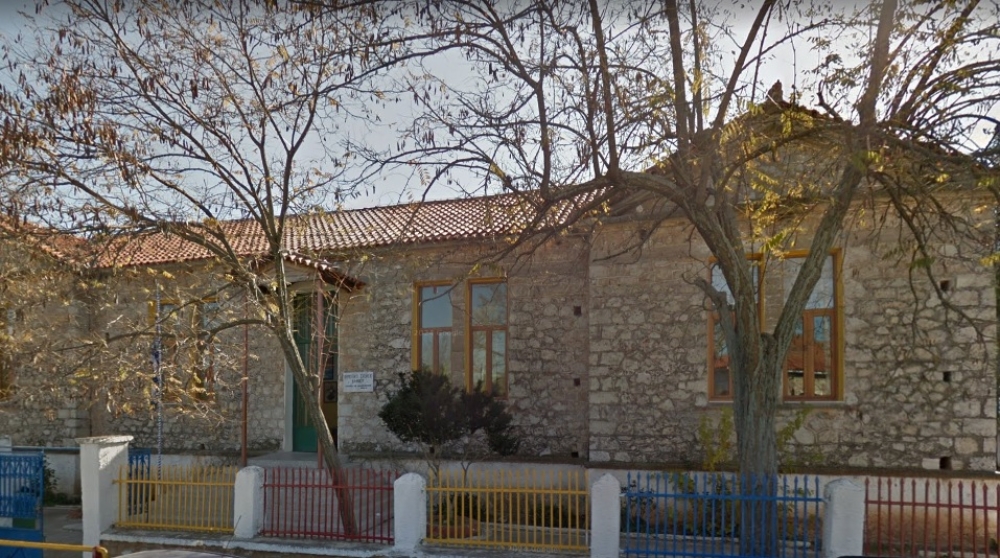 &Kappa;&rho;&eta;&tau;&iota;&kappa;ό&sigmaf; &sigma;&epsilon; &upsilon;&pi;&omicron;&upsilon;&rho;&gamma;ό &Zeta;&alpha;&chi;&alpha;&rho;ά&kappa;&eta;: &laquo;&Nu;&alpha; &mu;&eta;&nu; &upsilon;&pi;&omicron;&beta;&alpha;&theta;&mu;&iota;&sigma;&tau;&epsilon;ί &tau;&omicron; &Delta;&eta;&mu;&omicron;&tau;&iota;&kappa;ό &Sigma;&chi;&omicron;&lambda;&epsilon;ί&omicron; &Delta;&alpha;&phi;&nu;ί&omicron;&upsilon;&raquo;