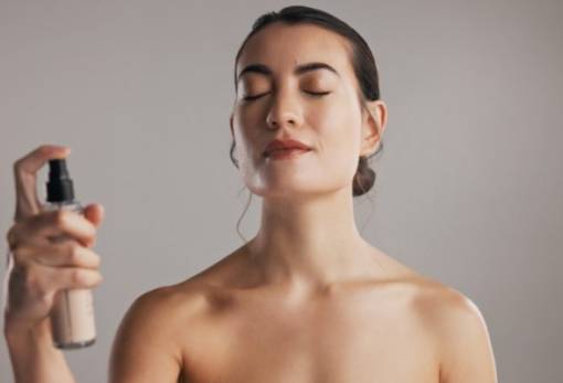 Αντίδοτο στη ζέστη: Φτιάξε μόνη σου ένα πανεύκολο spray για το πρόσωπο με αγγούρι