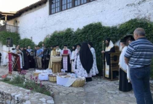 «Άγιοι Ανάργυροι και θαυματουργοί, επισκέψασθε τας ασθενείας ημών»