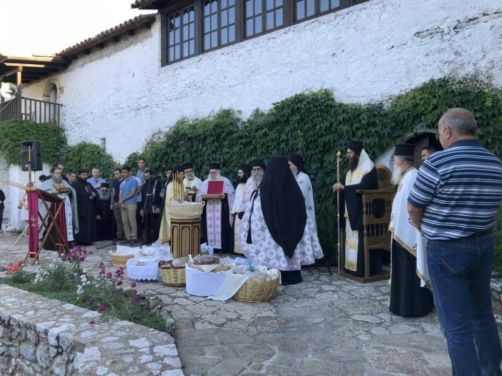 «Άγιοι Ανάργυροι και θαυματουργοί, επισκέψασθε τας ασθενείας ημών»