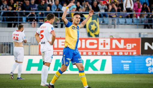 &Pi;&alpha;&rho;έ&mu;&epsilon;&iota;&nu;&epsilon; &sigma;&tau;&eta; Super League &omicron; &Alpha;&sigma;&tau;έ&rho;&alpha;&sigmaf; &Tau;&rho;ί&pi;&omicron;&lambda;&eta;&sigmaf;